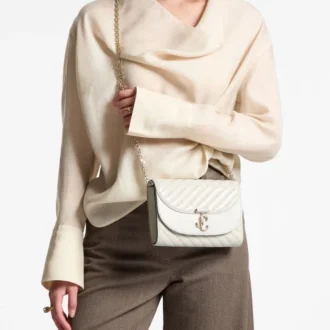 Avenue Curve Clutch – Gență de mână din piele nappa matlasată, culoare latte