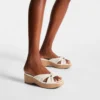 Avenue Wedge 50 Latte Mule cu toc înalt din piele Nappa Avenue Wedge 50 Latte Mule cu toc înalt din piele Nappa