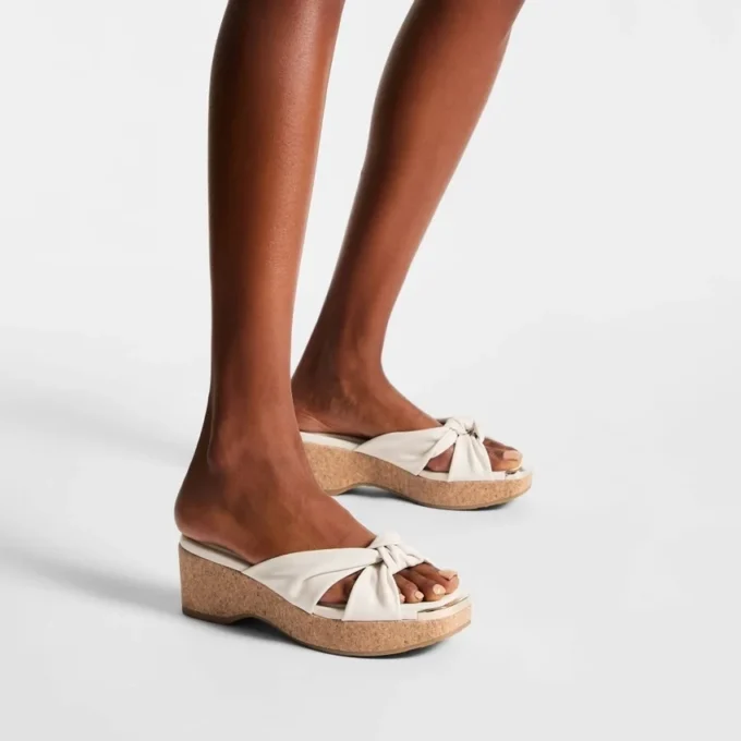 Avenue Wedge 50 Latte Mule cu toc înalt din piele Nappa Avenue Wedge 50 Latte Mule cu toc înalt din piele Nappa
