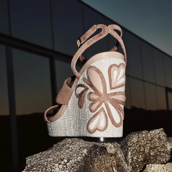 Ayla 110 Pantofi cu platformă din piele de căprioară și piele nappa în nuanțe de caramel și natural, cu rafie fină