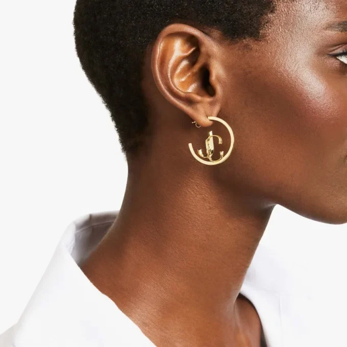 Cercei Jc Monogram Hoops Cercei Jc Monogram Hoops din metal cu finisaj auriu Cercei Jc Monogram Hoops Cercei Jc Monogram Hoops din metal cu finisaj auriu