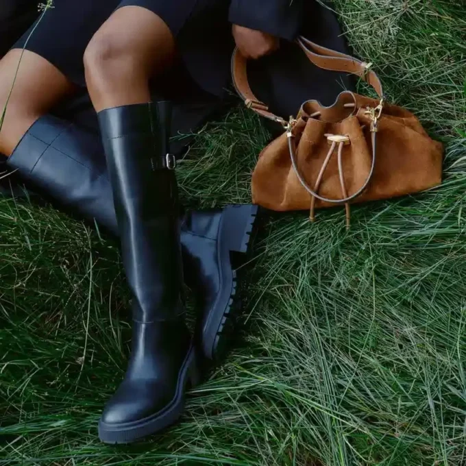 Cizme până la genunchi Tamsin Cizme până la genunchi din piele de vițel neagră lucioasă Cizme până la genunchi Tamsin Cizme până la genunchi din piele de vițel neagră lucioasă