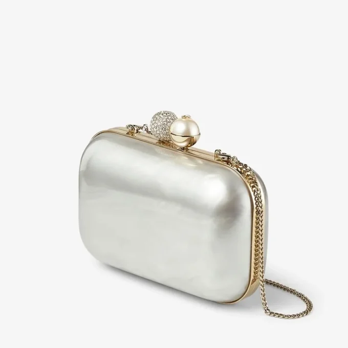 Clutch Cloud din sidef de culoare ivoriu cu închizătoare cu cristale Clutch Cloud din sidef de culoare ivoriu cu închizătoare cu cristale