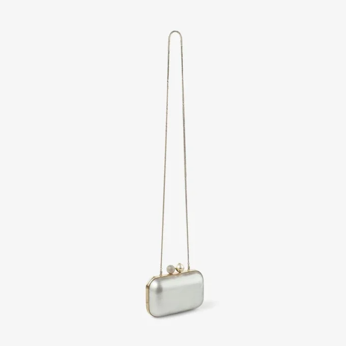 Clutch Cloud din sidef de culoare ivoriu cu închizătoare cu cristale Clutch Cloud din sidef de culoare ivoriu cu închizătoare cu cristale