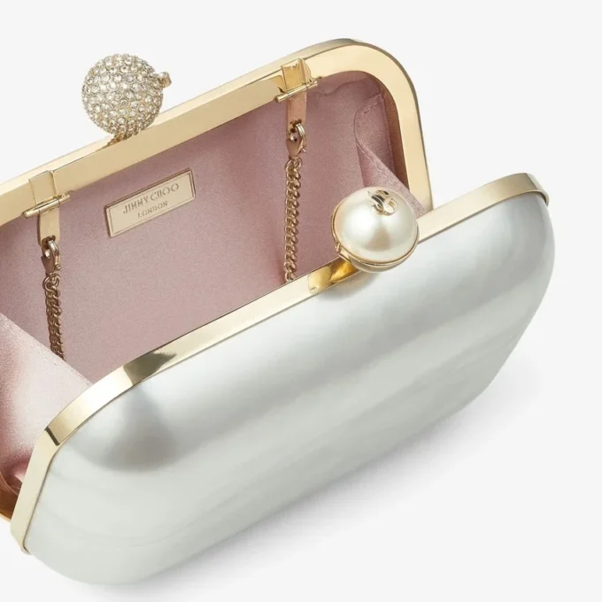 Clutch Cloud din sidef de culoare ivoriu cu închizătoare cu cristale Clutch Cloud din sidef de culoare ivoriu cu închizătoare cu cristale