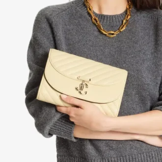 Clutch Curve Clutch din piele Biker matlasată, culoare Buttermilk