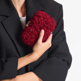 Clutch din satin roșu rubiniu Cloud cu broderie în formă de petale