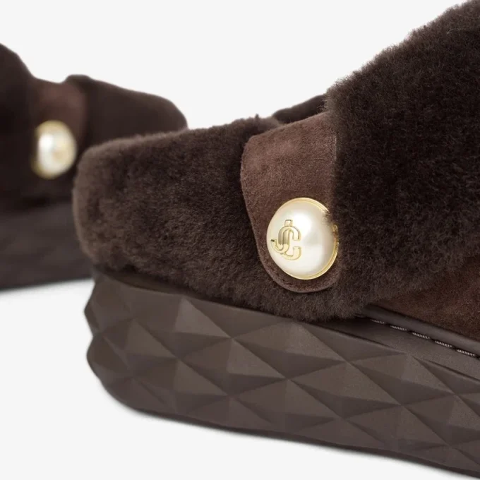 Diamond Maxi Mule F Mule din piele de căprioară ciocolatie cu blană de oaie Diamond Maxi Mule F Mule din piele de căprioară ciocolatie cu blană de oaie