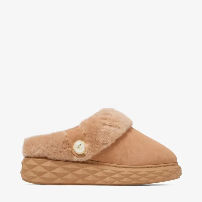 Diamond Maxi Mule F Mule din piele de căprioară de culoare caramel cu blană de oaie Diamond Maxi Mule F Mule din piele de căprioară de culoare caramel cu blană de oaie