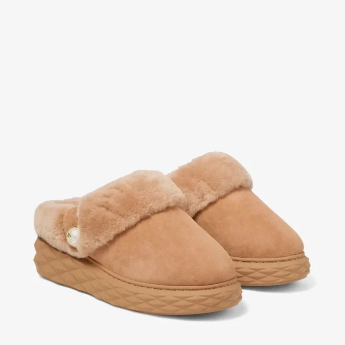 Diamond Maxi Mule F Mule din piele de căprioară de culoare caramel cu blană de oaie Diamond Maxi Mule F Mule din piele de căprioară de culoare caramel cu blană de oaie
