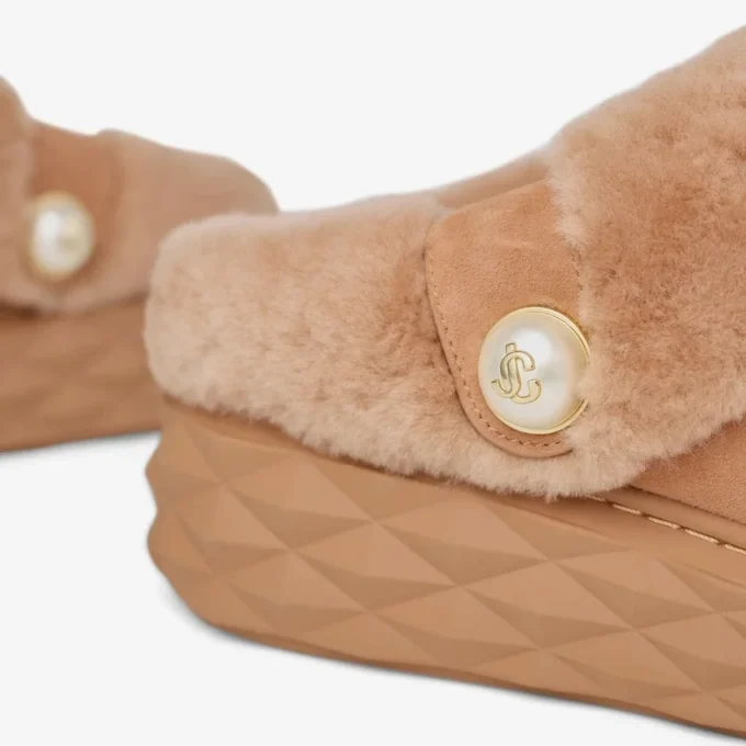 Diamond Maxi Mule F Mule din piele de căprioară de culoare caramel cu blană de oaie Diamond Maxi Mule F Mule din piele de căprioară de culoare caramel cu blană de oaie