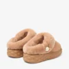 Diamond Maxi Mule F Mule din piele de căprioară de culoare caramel cu blană de oaie Diamond Maxi Mule F Mule din piele de căprioară de culoare caramel cu blană de oaie