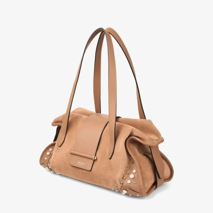 Geantă Bar Holdall Medium din piele de căprioară de culoare caramel, cu finisaje din piele Biker și ținte din perle Geantă Bar Holdall Medium din piele de căprioară de culoare caramel, cu finisaje din piele Biker și ținte din perle
