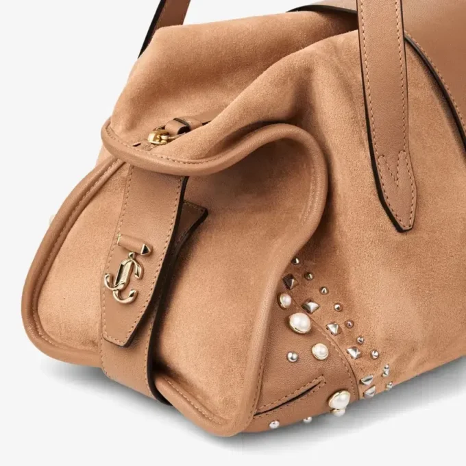 Geantă Bar Holdall Medium din piele de căprioară de culoare caramel, cu finisaje din piele Biker și ținte din perle Geantă Bar Holdall Medium din piele de căprioară de culoare caramel, cu finisaje din piele Biker și ținte din perle