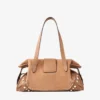 Geantă Bar Holdall Medium din piele de căprioară de culoare caramel, cu finisaje din piele Biker și ținte din perle Geantă Bar Holdall Medium din piele de căprioară de culoare caramel, cu finisaje din piele Biker și ținte din perle