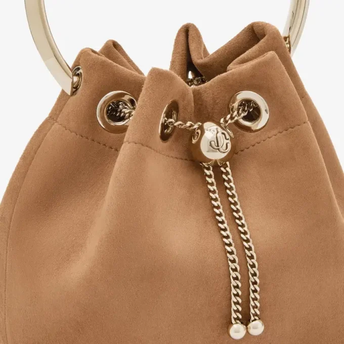 Geantă Bon Bon din piele de căprioară de culoare caramel cu închidere cu sferă metalică