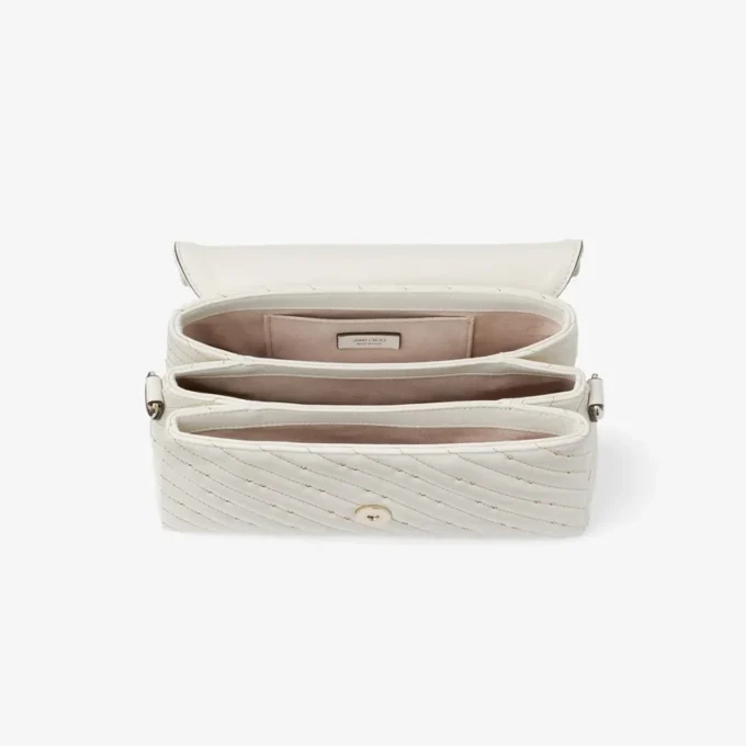 Geantă cu mâner superior curbat din piele nappa matlasată de culoare latte, cu detalii din perle
