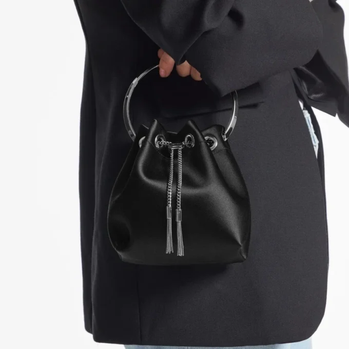 Geantă de mână Bon Bon din satin negru cu mâner metalic Geantă de mână Bon Bon din satin negru cu mâner metalic