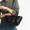 Geantă de mână Diamond Tote mică, din piele de vițel neagră Geantă de mână Diamond Tote mică, din piele de vițel neagră