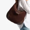 Geantă de umăr Bar Hobo M din piele de căprioară ciocolatie cu finisaje din piele Geantă de umăr Bar Hobo M din piele de căprioară ciocolatie cu finisaje din piele