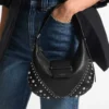 Geantă de umăr Bar Hobo mică, din piele Biker, neagră, cu ținte din perle Geantă de umăr Bar Hobo mică, din piele Biker, neagră, cu ținte din perle