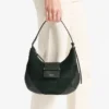 Geantă de umăr Bar Hobo Small din piele de căprioară verde britanică, cu finisaje din piele Biker Geantă de umăr Bar Hobo Small din piele de căprioară verde britanică, cu finisaje din piele Biker