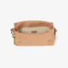 Geantă de umăr Callie Flap din piele de căprioară de culoare caramel Geantă de umăr Callie Flap din piele de căprioară de culoare caramel