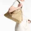 Geantă de umăr Callie Maxi din rafie naturală și cafenie, cu curea detașabilă din piele Nappa țesută Geantă de umăr Callie Maxi din rafie naturală și cafenie, cu curea detașabilă din piele Nappa țesută