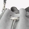 Geantă de umăr Cinch Medium din denim de culoare gri-deschis și piele de vițel netedă Geantă de umăr Cinch Medium din denim de culoare gri-deschis și piele de vițel netedă