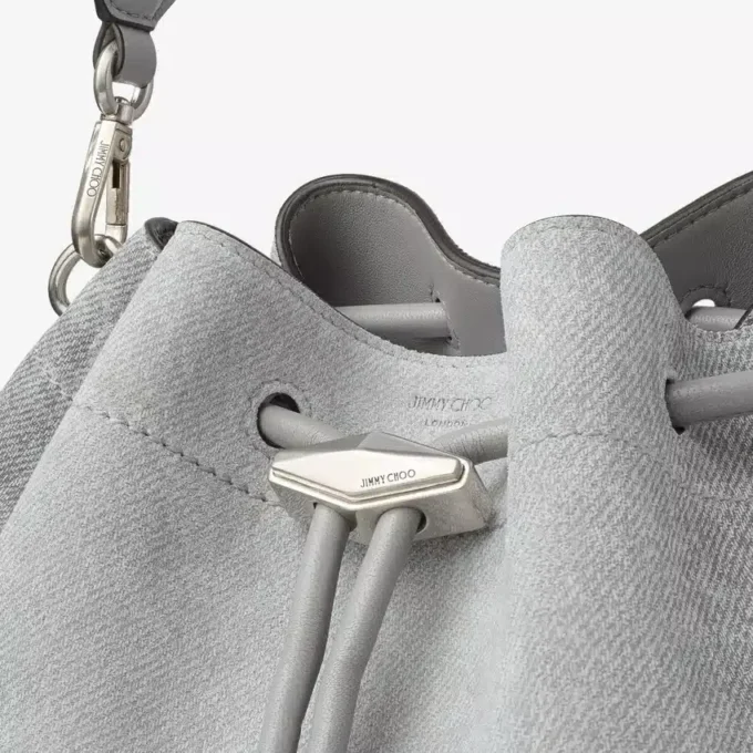 Geantă de umăr Cinch Medium din denim de culoare gri-deschis și piele de vițel netedă Geantă de umăr Cinch Medium din denim de culoare gri-deschis și piele de vițel netedă