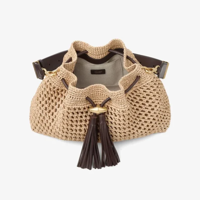 Geantă de umăr Cinch Medium din rafie croșetată în culori naturale și ciocolatiu, cu curea împletită Geantă de umăr Cinch Medium din rafie croșetată în culori naturale și ciocolatiu, cu curea împletită