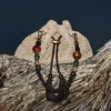 Geantă de umăr Cinch Medium din rafie croșetată în culori naturale și ciocolatiu, cu curea împletită Geantă de umăr Cinch Medium din rafie croșetată în culori naturale și ciocolatiu, cu curea împletită