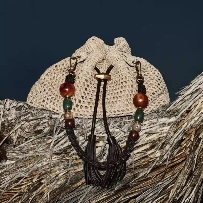 Geantă de umăr Cinch Medium din rafie croșetată în culori naturale și ciocolatiu, cu curea împletită Geantă de umăr Cinch Medium din rafie croșetată în culori naturale și ciocolatiu, cu curea împletită