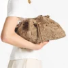 Geantă de umăr Cinch Medium din rafie țesută cu flori naturale Geantă de umăr Cinch Medium din rafie țesută cu flori naturale