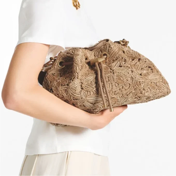 Geantă de umăr Cinch Medium din rafie țesută cu flori naturale Geantă de umăr Cinch Medium din rafie țesută cu flori naturale