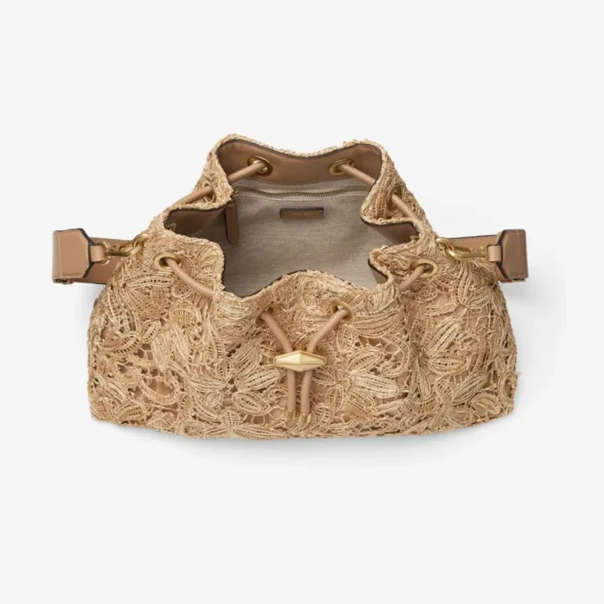 Geantă de umăr Cinch Medium din rafie țesută cu flori naturale Geantă de umăr Cinch Medium din rafie țesută cu flori naturale