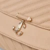 Geantă de umăr Curve Cross Body Medium din piele Biker matlasată Chai