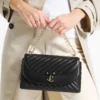 Geantă de umăr Curve Cross Body Medium, din piele Biker matlasată, neagră