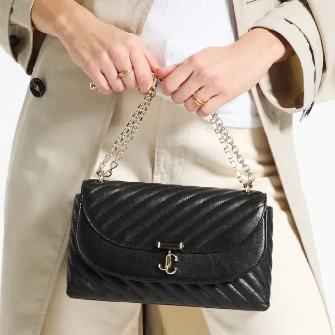 Geantă de umăr Curve Cross Body Medium, din piele Biker matlasată, neagră