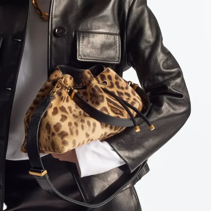 Geantă de umăr medie Cinch din piele de ponei cu imprimeu leopard natural Geantă de umăr medie Cinch din piele de ponei cu imprimeu leopard natural
