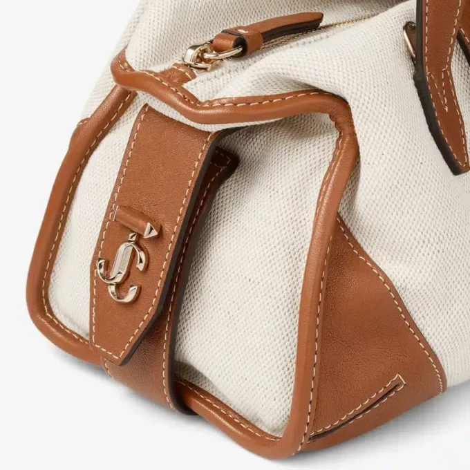 Geantă de voiaj Bar Holdall Small din pânză reciclată naturală și maro deschis, cu finisaje din piele Biker Geantă de voiaj Bar Holdall Small din pânză reciclată naturală și maro deschis, cu finisaje din piele Biker