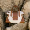 Geantă de voiaj Bar Holdall Small din pânză reciclată naturală și maro deschis, cu finisaje din piele Biker Geantă de voiaj Bar Holdall Small din pânză reciclată naturală și maro deschis, cu finisaje din piele Biker