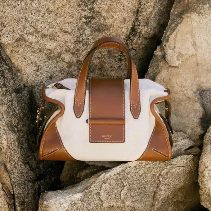 Geantă de voiaj Bar Holdall Small din pânză reciclată naturală și maro deschis, cu finisaje din piele Biker Geantă de voiaj Bar Holdall Small din pânză reciclată naturală și maro deschis, cu finisaje din piele Biker