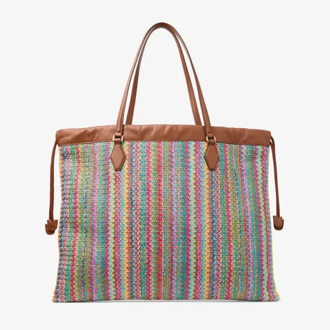 Geantă mare cu șnur Geantă mare cu șnur din rafie multicoloră și bej cu model în zig-zag, cu finisaje din piele Geantă mare cu șnur Geantă mare cu șnur din rafie multicoloră și bej cu model în zig-zag, cu finisaje din piele