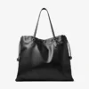 Geantă mare cu șnur Geantă mare din piele nappa neagră cu șnur și logo jimmy choo în relief Geantă mare cu șnur Geantă mare din piele nappa neagră cu șnur și logo jimmy choo în relief