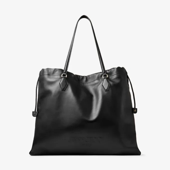 Geantă mare cu șnur Geantă mare din piele nappa neagră cu șnur și logo jimmy choo în relief Geantă mare cu șnur Geantă mare din piele nappa neagră cu șnur și logo jimmy choo în relief