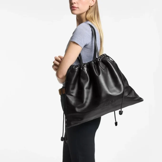Geantă mare cu șnur Geantă mare din piele nappa neagră cu șnur și logo jimmy choo în relief Geantă mare cu șnur Geantă mare din piele nappa neagră cu șnur și logo jimmy choo în relief