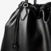 Geantă mare cu șnur Geantă mare din piele nappa neagră cu șnur și logo jimmy choo în relief Geantă mare cu șnur Geantă mare din piele nappa neagră cu șnur și logo jimmy choo în relief
