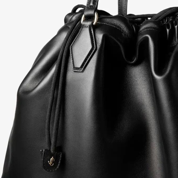 Geantă mare cu șnur Geantă mare din piele nappa neagră cu șnur și logo jimmy choo în relief Geantă mare cu șnur Geantă mare din piele nappa neagră cu șnur și logo jimmy choo în relief