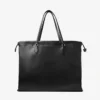Geantă mare cu șnur Geantă mare din piele nappa neagră cu șnur și logo jimmy choo în relief Geantă mare cu șnur Geantă mare din piele nappa neagră cu șnur și logo jimmy choo în relief